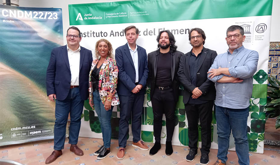 Autoridades y artistas durante la presentación de Andalucía Flamenca en el Instituto Andaluz del Flamenco.